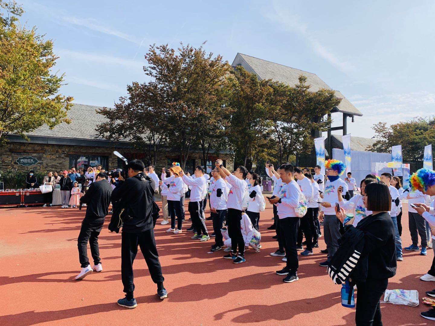 京東彩虹跑在三臺山鳴槍開跑，近200名運動愛好者盡享清風(fēng)綠氧、五彩花海(圖2)