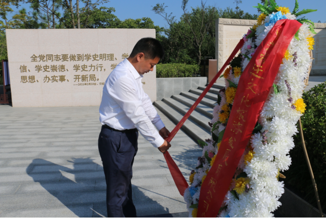 市文旅集團(tuán)在烈士紀(jì)念日開(kāi)展“學(xué)好百年黨史  傳承紅色基因”黨史學(xué)習(xí)教育活動(dòng)(圖2)